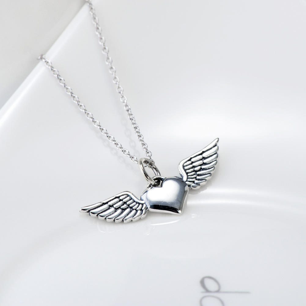 Delicado Collar Personalizado con Forma de Corazón y Alas de Ángel para Mujer