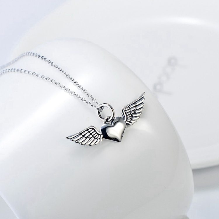 Delicado Collar Personalizado con Forma de Corazón y Alas de Ángel para Mujer