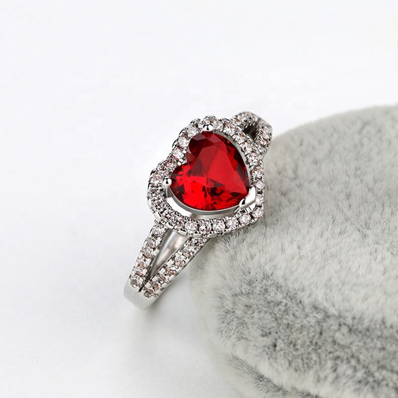 Anillo de diamante de piedra en forma de corazón