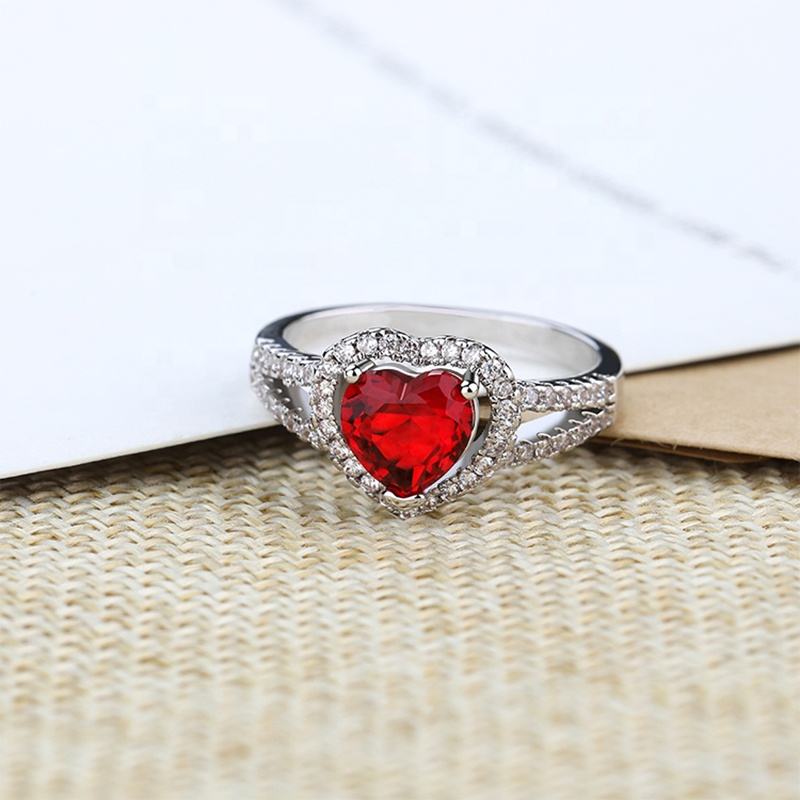 Anillo de diamante de piedra en forma de corazón