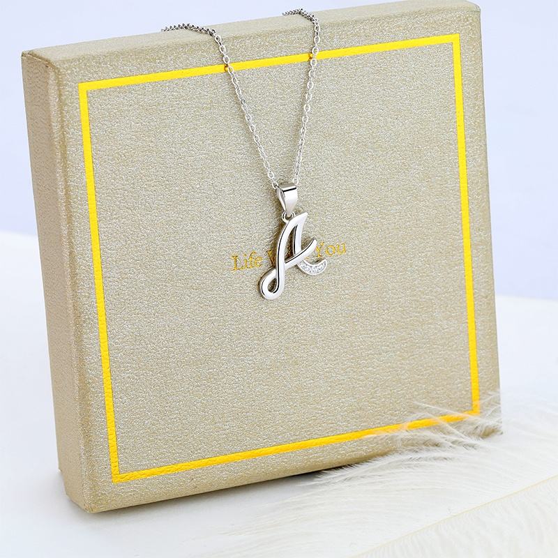 Collar de la letra a