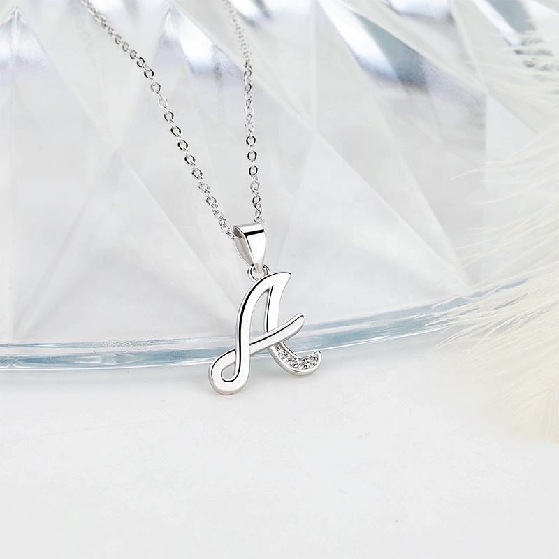Collar de la letra a