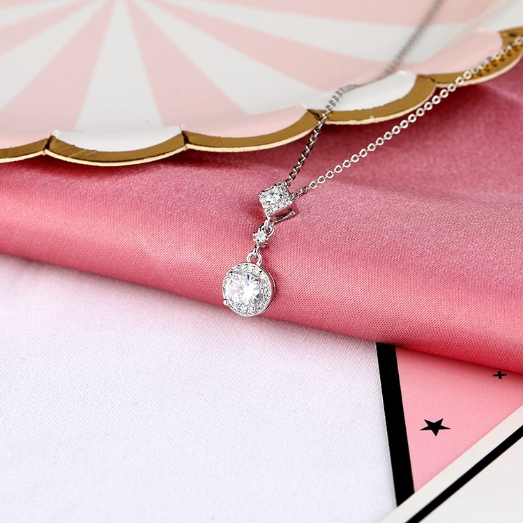 Collar con Colgante de Diamante Geométrico y Circonita Cúbica Redonda en Plata de Ley 925, Regalo Perfecto para Mujer