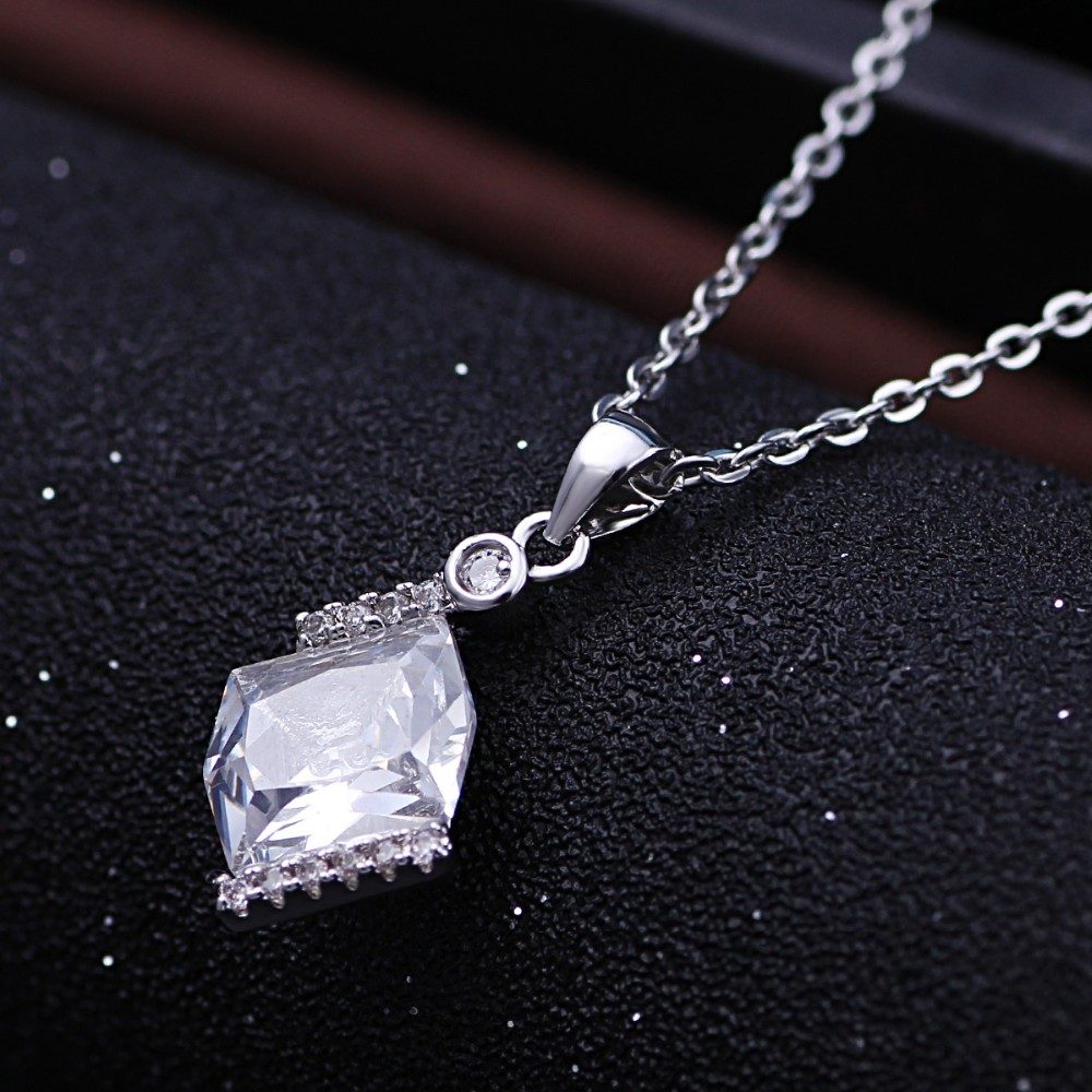 Collar con Colgante de Plata de Ley 18KGP con Cristales de Circonita Cúbica, Último Diseño