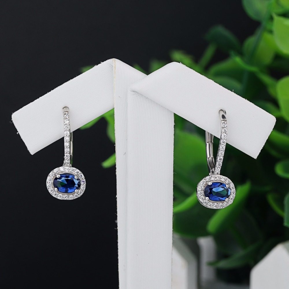 Pendientes de clip con diseño de piedras preciosas azules