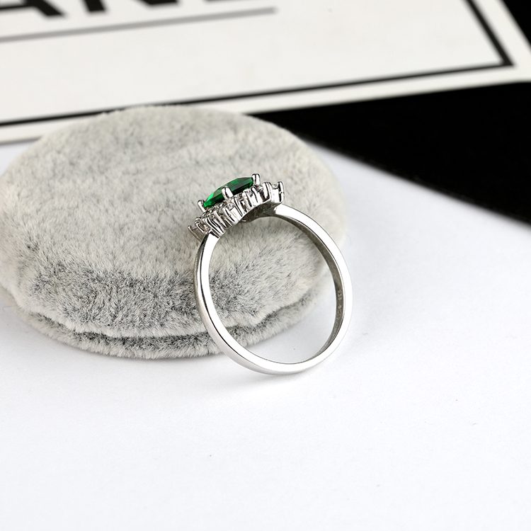 Anillo de piedras preciosas de oro de pareja de diseño de boda o moda
