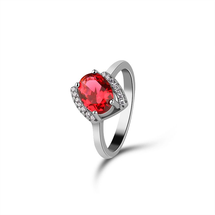 Anillo de Plata de Ley con Gema Roja y Engaste de Circonitas Cúbicas en Capas, Anillo Ovalado Rojo con Corte Brillante y Detalles de Circonitas Cúbicas
