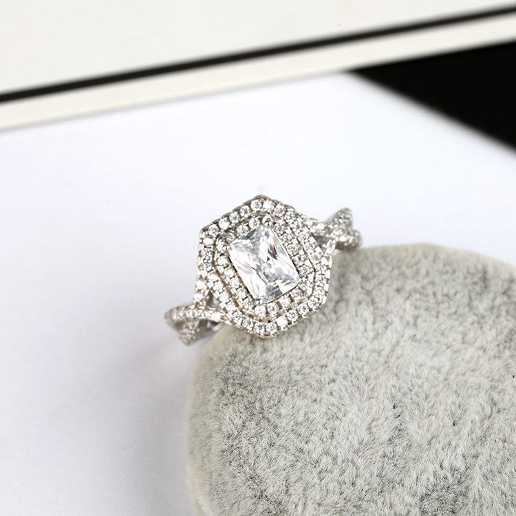 Anillo de Plata 925 con Circonita Transparente, con un Brillo Refinado, Adecuado para un Estilo Elegante, Minimalista o Romántico