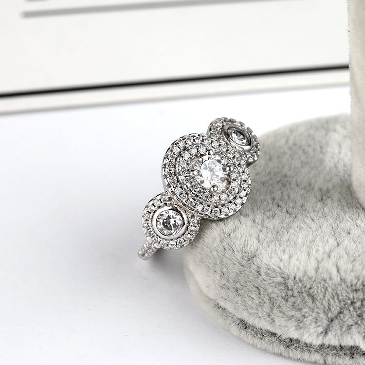 Anillo de Plata 925 con Circonita Transparente, con un Brillo Refinado, Adecuado para un Estilo Elegante, Minimalista o Romántico