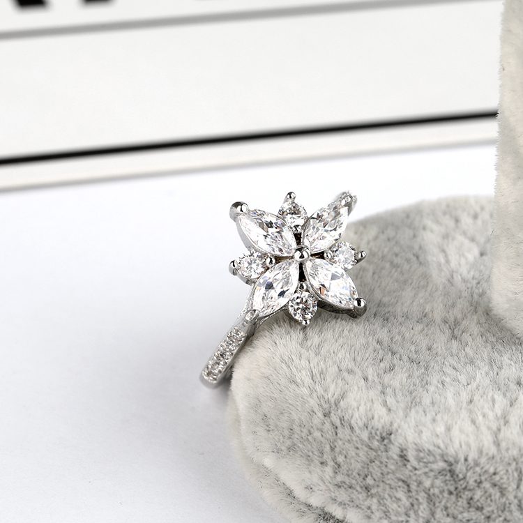 Anillo de Plata 925 con Circonita Transparente, con un Brillo Refinado, Adecuado para un Estilo Elegante, Minimalista o Romántico