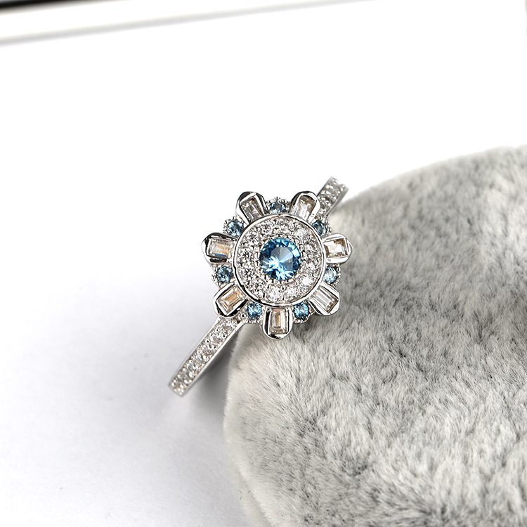 Anillo de Plata 925 con Circonita Transparente, con un Brillo Refinado, Adecuado para un Estilo Elegante, Minimalista o Romántico