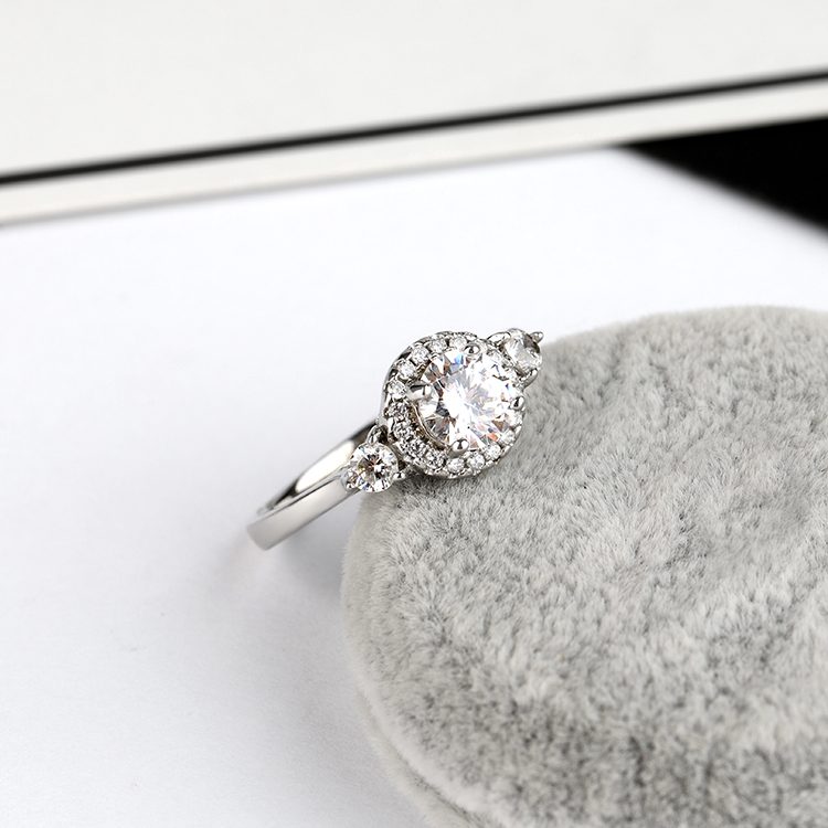 Anillo de Plata 925 con Circonita Transparente, con un Brillo Refinado, Adecuado para un Estilo Elegante, Minimalista o Romántico